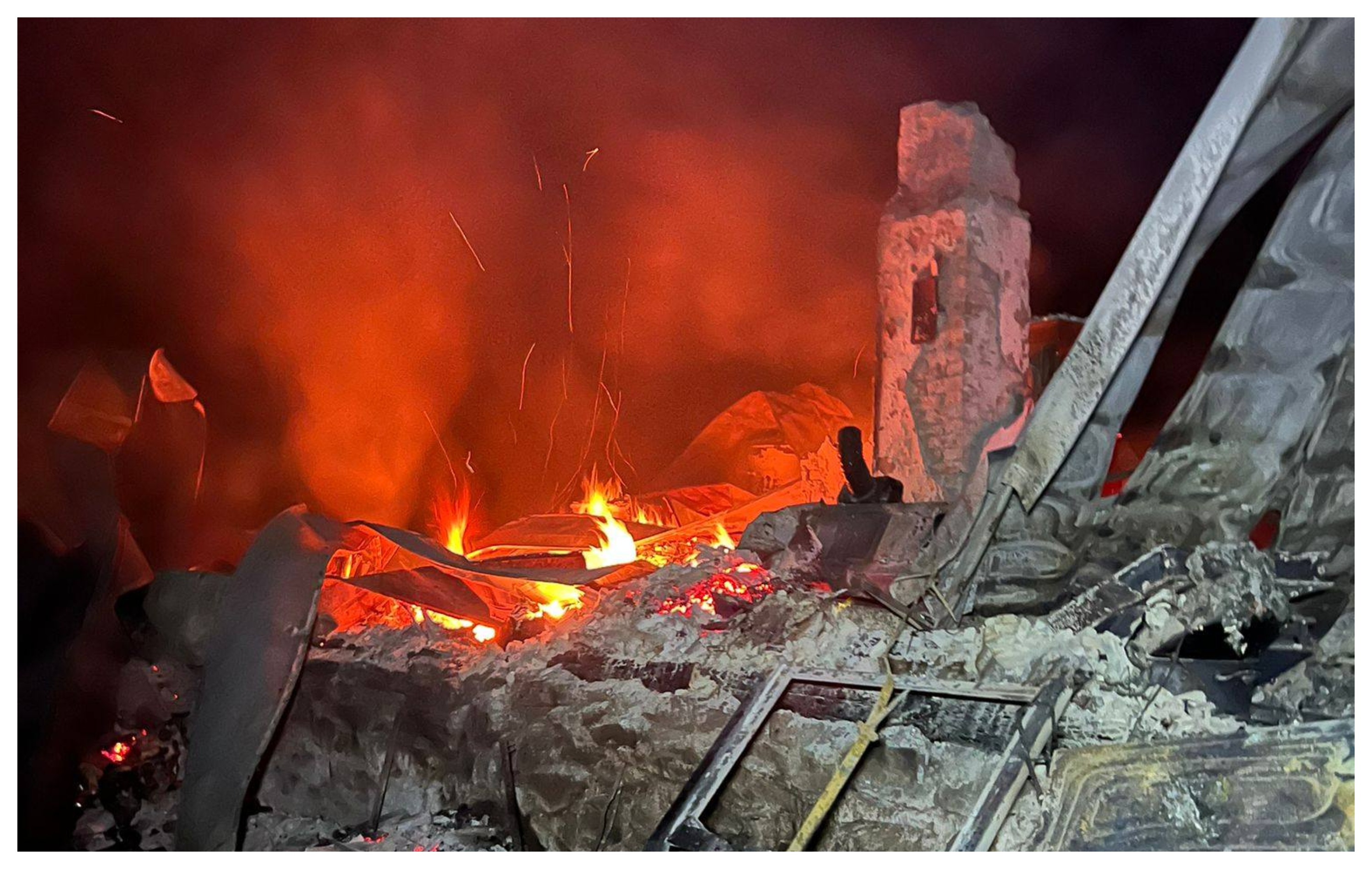 Incendiu devastator! O cabană s-a făcut scrum. Pompierii au mers pe jos prin munte pentru a salva pădurea din calea flăcărilor FOTO