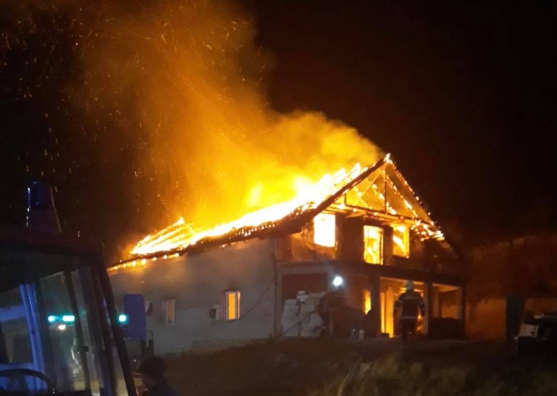 Incendiu pus la cale în miez de noapte pe o stradă din Cluj: A turnat benzină și a aprins cabana! Autorul, reținut și arestat preventiv 30 de zile