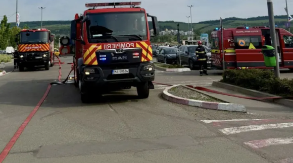 Incendiu puternic în Cluj! Mai multe echipaje de pompieri intervin cu patru autospeciale pentru a stinge flăcările