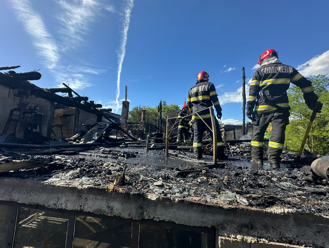 Incendiu puternic la un atelier din Cluj: Focul s-a extins și la anexele din jur, din cauza vântului! Trei persoane consultate de echipajele medicale