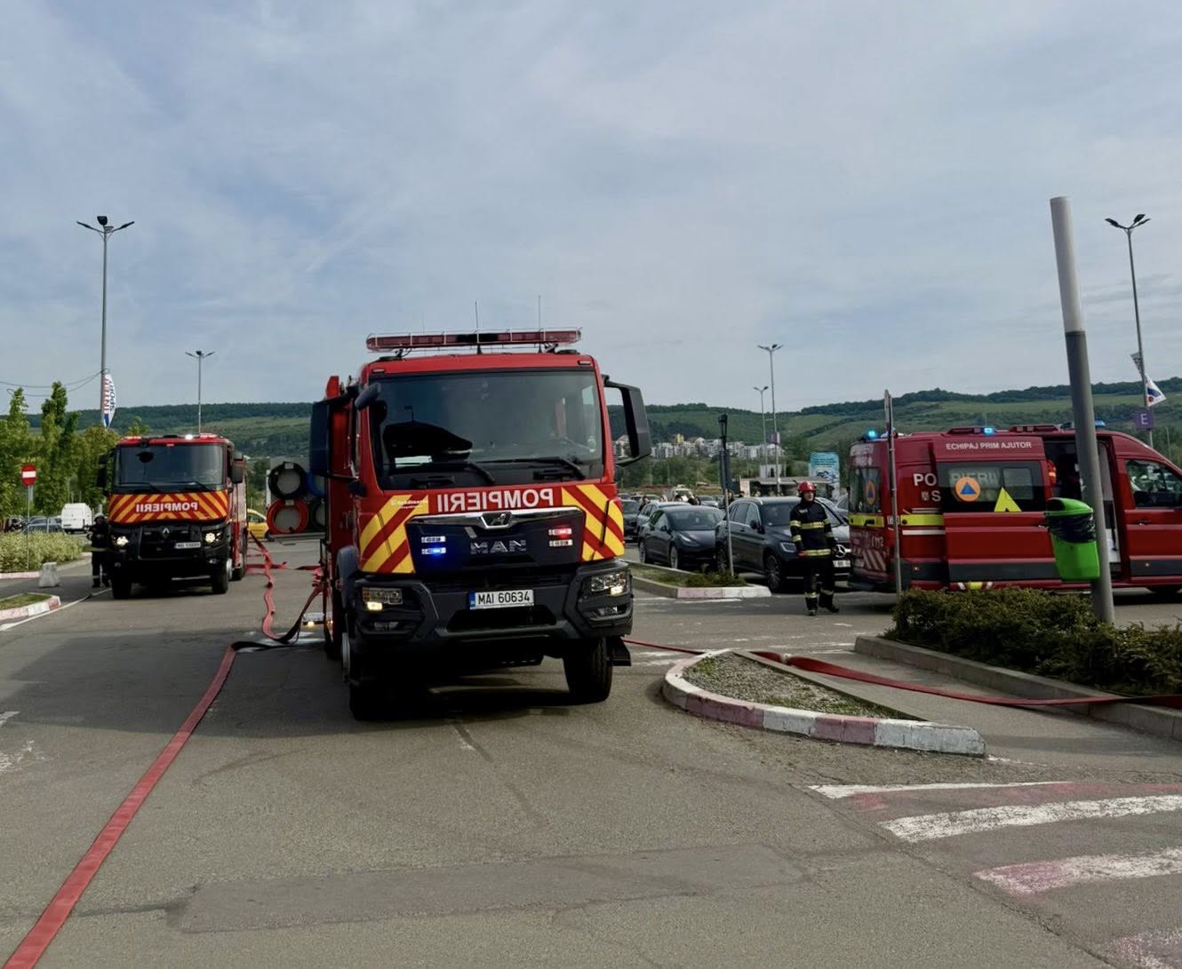 Incendiu simulat la un centru comercial din Cluj-Napoca! Pompierii au intervenit cu mai multe autospeciale și au stabilizat victimele