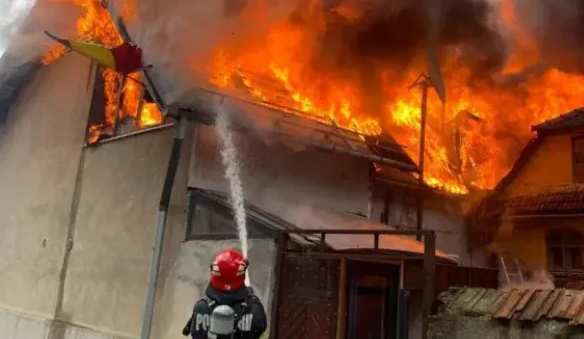 Incendiu violent provocat de o trotinetă electrică. Acoperișul unei case a fost cuprins de flăcări