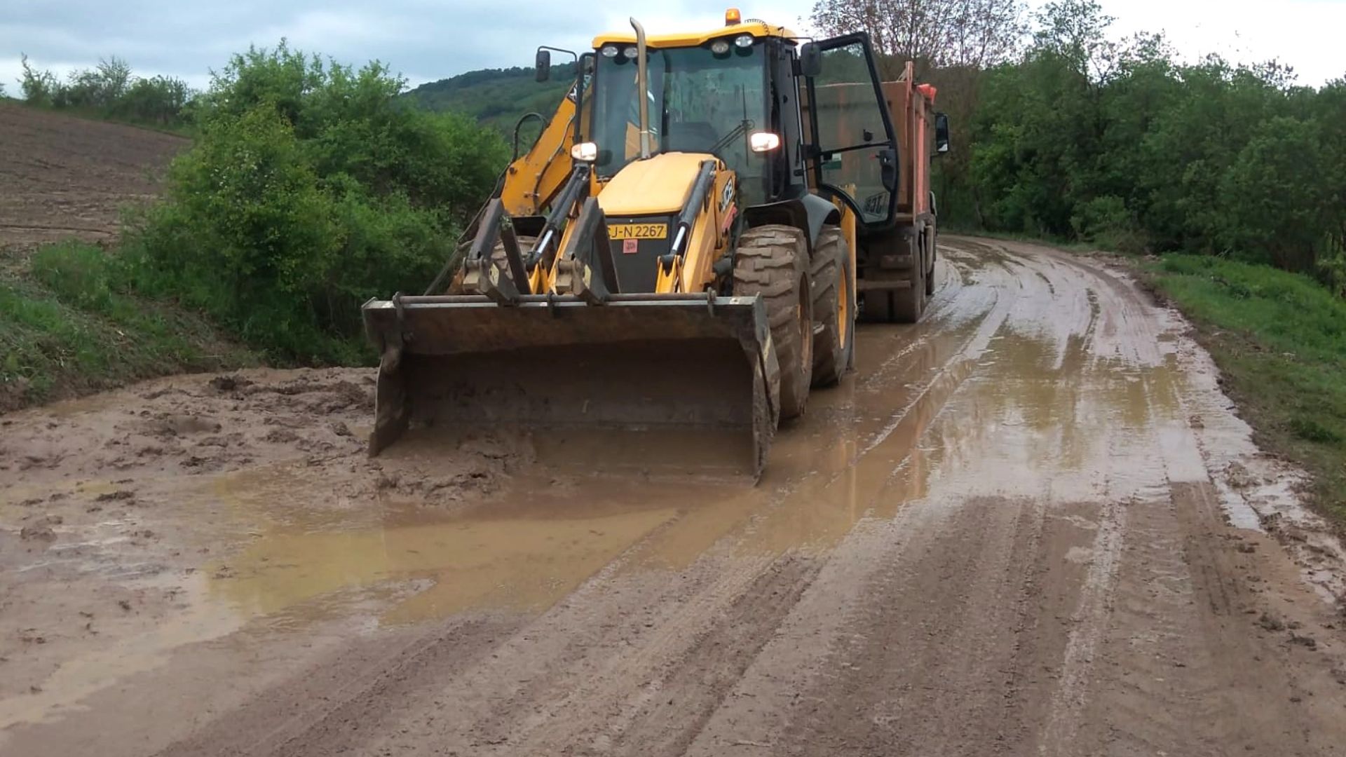 Intervenție de urgență pe un drum județean din Cluj după ploile torențiale! Drumarii au fost mobilizați rapid în teren