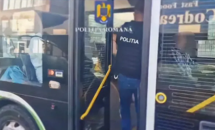 Jaf ca-n filme în Cluj-Napoca! Un bărbat urmărit după ce a coborât din autobuz a fost agresat și jefuit de 20.000 de lei. Hoțul a fost reținut