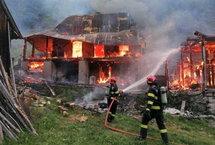 La un pas de tragedie! O femeie de 70 de ani a suferit arsuri grave după ce două case au fost cuprinse de flăcări