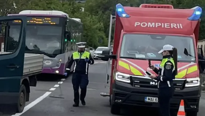 Locuitorii de pe strada Făgetului cer măsuri urgente după seria accidentelor: „Noaptea se fac curse de mașini”