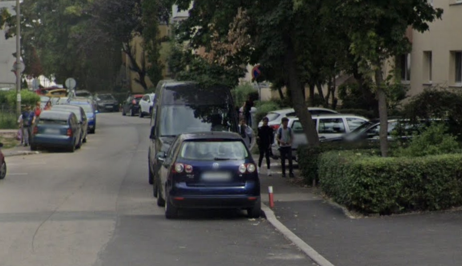 Mașini parcate cu săptămânile pe o stradă din Cluj, deși există indicator de staționare interzisă. Locuitorii, exasperați: „Blochează intrarea în scară!"