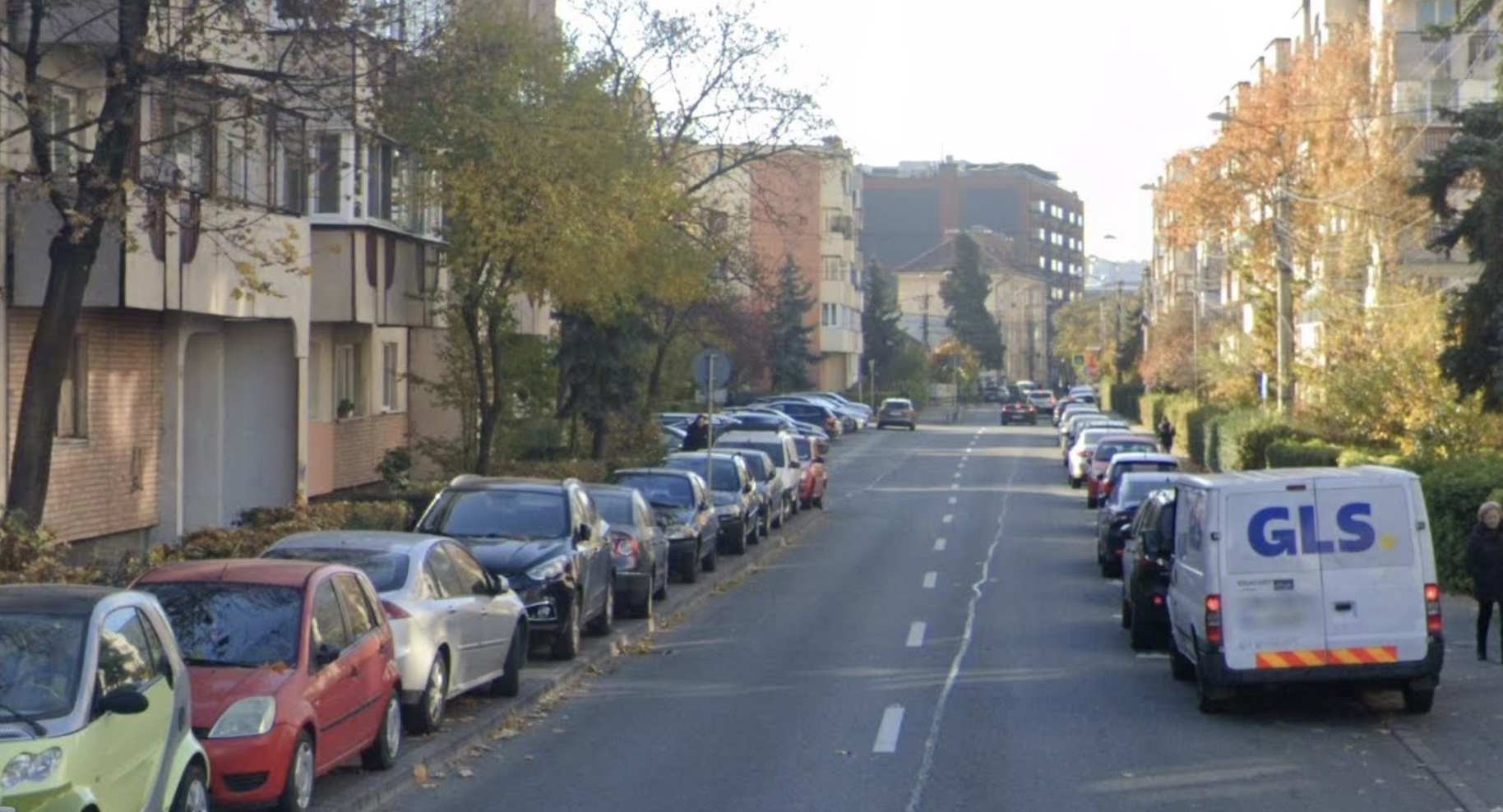 Mașinile parcate ilegal fac prăpăd pe o stradă din Cluj! Ambulanțele nu mai pot intra în caz de urgență, iar locatarii sunt blocați în propriile parcări