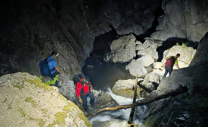 Misiune dramatică pe munte! Doi turiști au fost salvați după patru ore de căutări. Au cerut ajutorul de urgență al salvamontiștilor