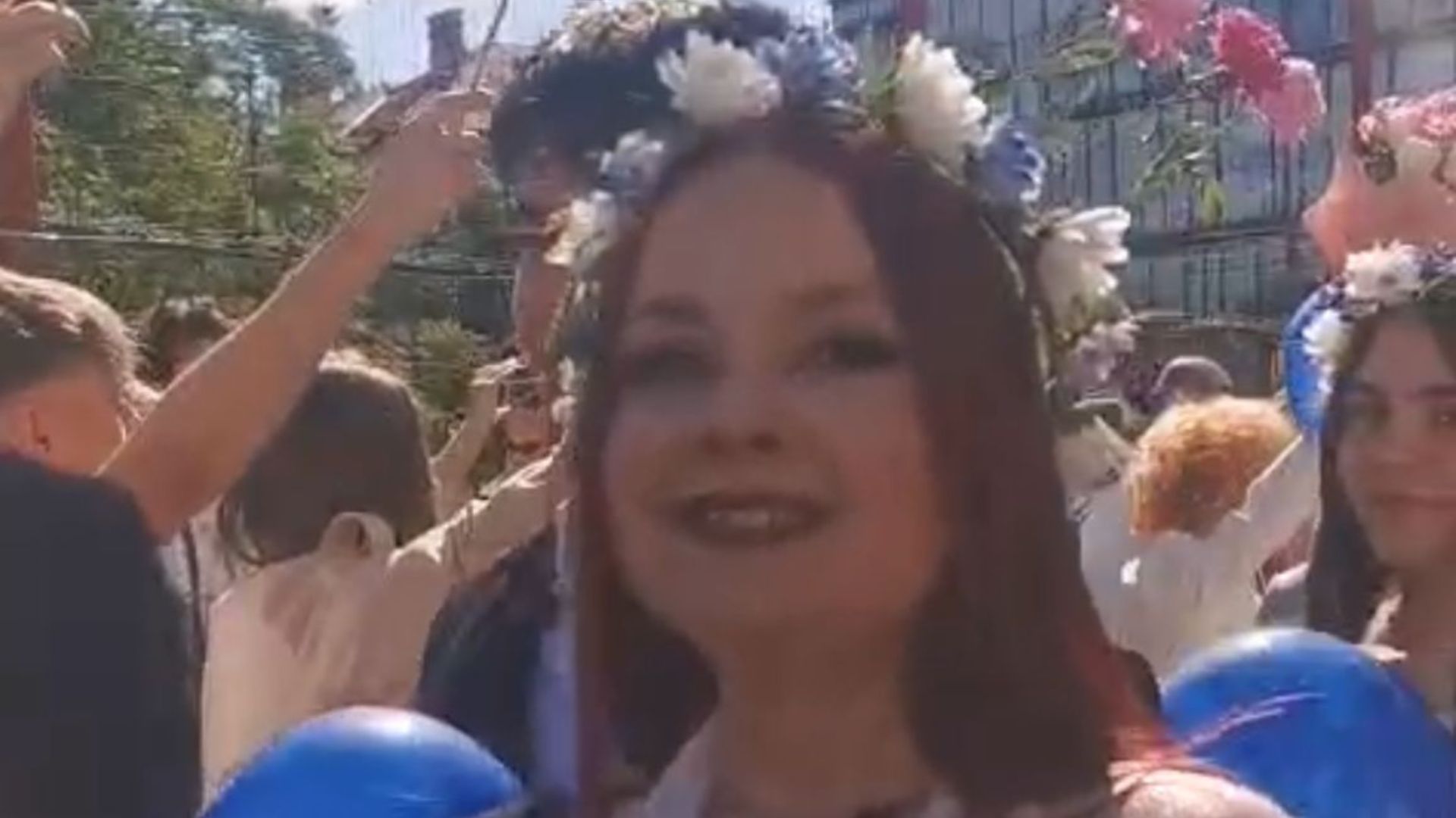 Momemte emoționante la Cluj: Au început festivitățile de final de liceu. Elevii de la Bălcescu au defilat cu lacrimi în ochi și zâmbete uriașe - VIDEO