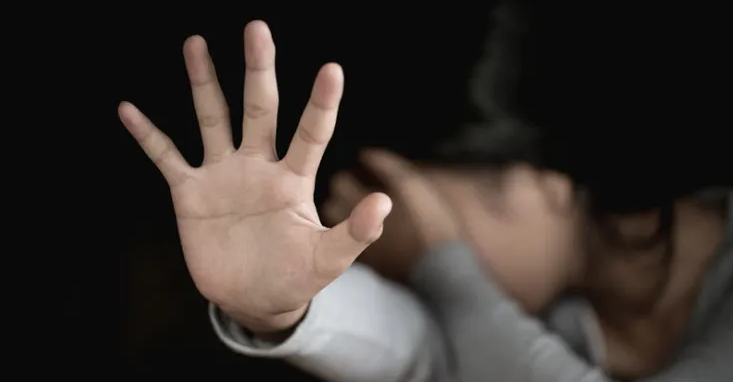 Monstru cu chip de om! Un bărbat de 46 de ani a agresat-o pe fiica partenerei sale, care avea 7-8 ani, timp de 2 ani de zile