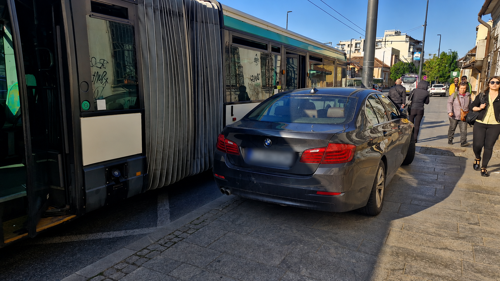 Nesimțire de zile mari la Cluj-Napoca! Un șofer cu BMW și-a uitat bunul simț acasă și mașina în stația de autobuz