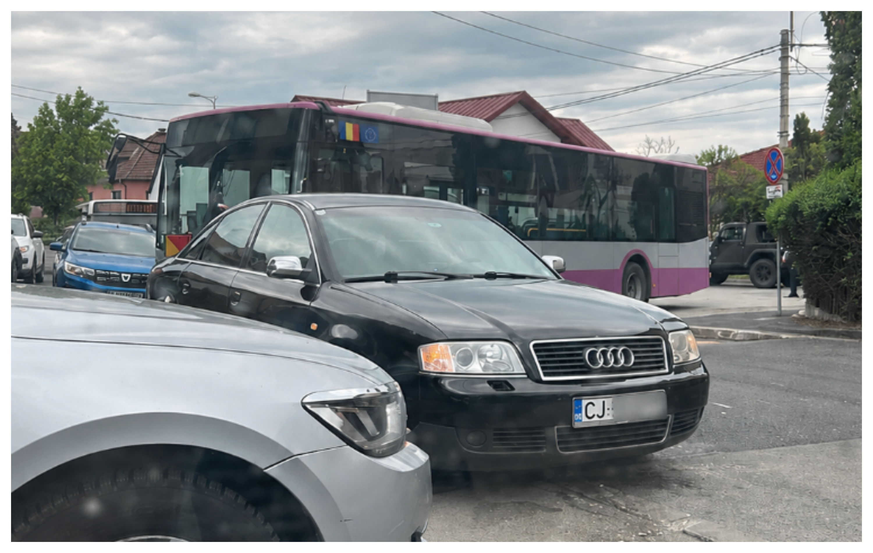 Nesimțire pe șoselele din Cluj-Napoca! Un șofer a paralizat traficul într-o intersecție aglomerată