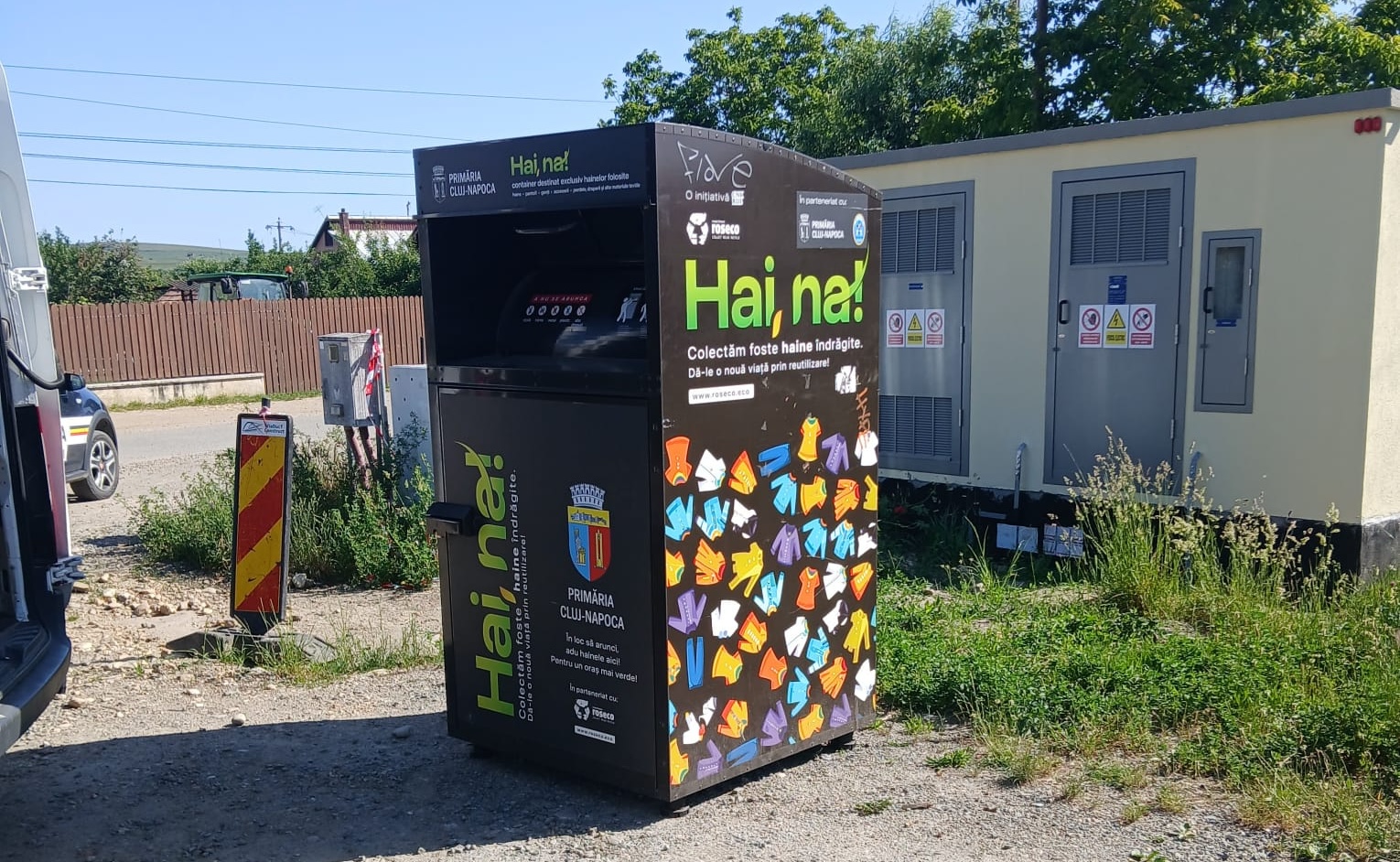 O comună din Cluj face un pas surprinzător: Containere pentru haine uzate în trei locații din comună. Ce se întâmplă cu textilele pe care le lași acolo