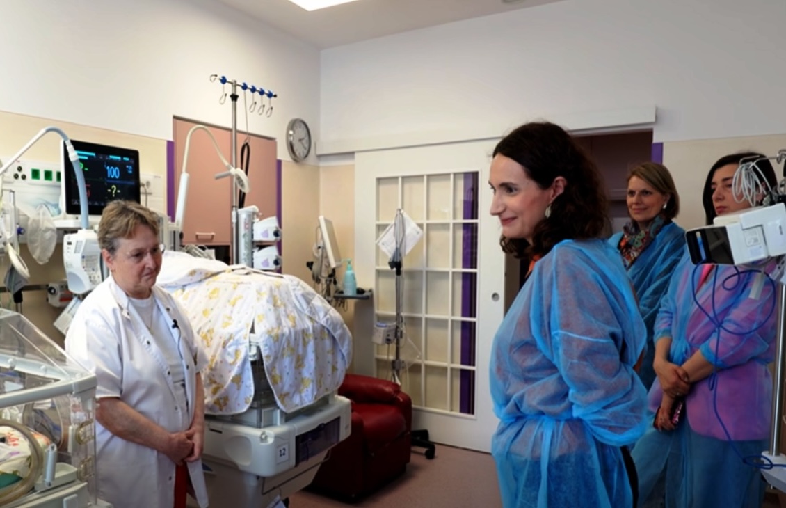 O comunitate de 250.000 de oameni a strâns jumătate de milion de euro în 7 zile pentru o maternitate din Cluj. Apoi suma a fost dublată