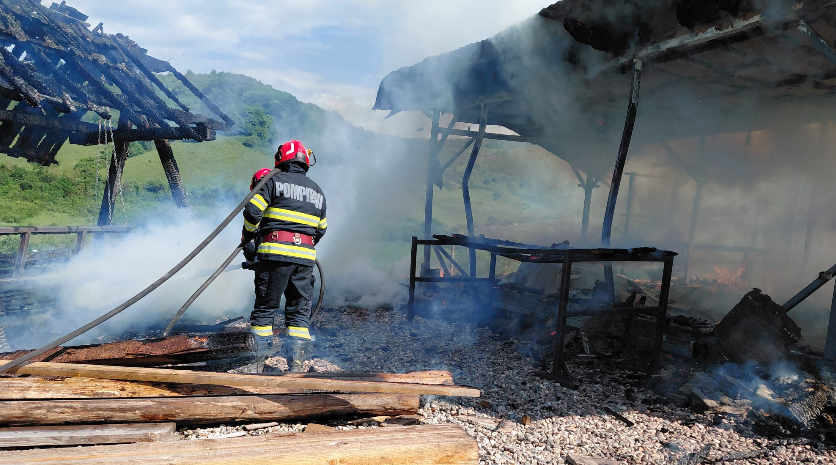 Panică într-o comună din Cluj după un incendiu izbucnit într-o gospodărie! Pompierii au intervenit de urgență