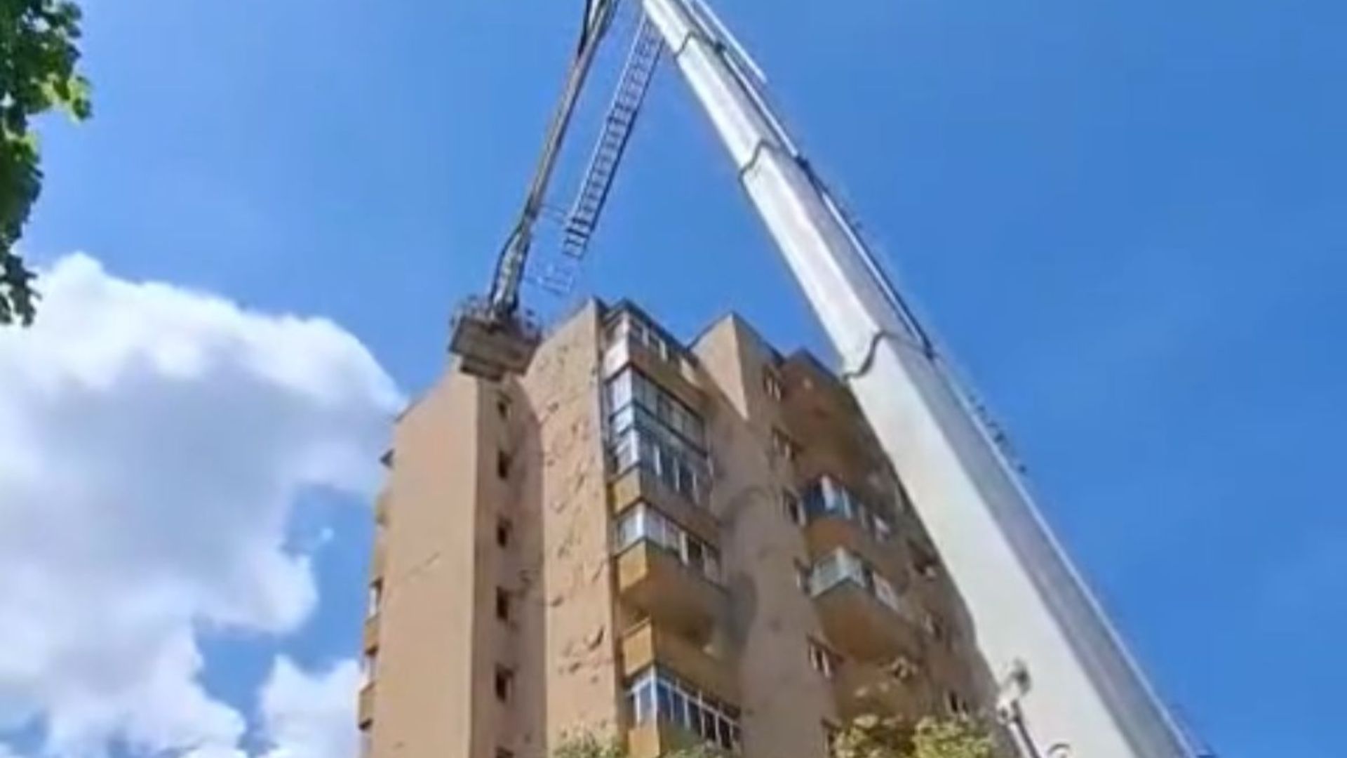 Panică într-un bloc din Cluj! O bucată de beton s-a desprins de la etajul 9 și a căzut în apropierea locatarilor. Pompierii au intervenit de urgență
