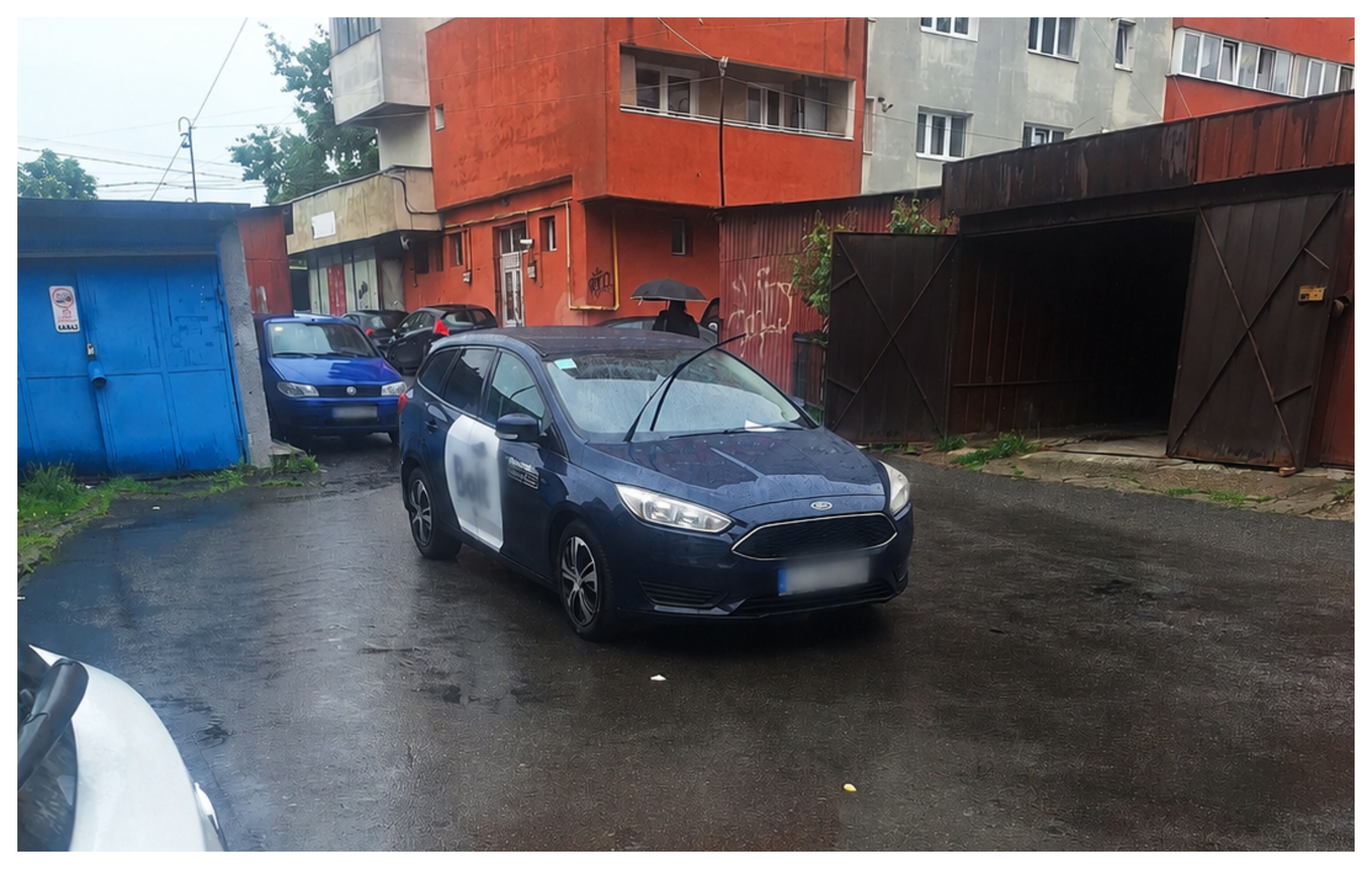 Parcare „cu tupeu” în Cluj-Napoca! Un șofer a blocat complet accesul într-o zonă de garaje