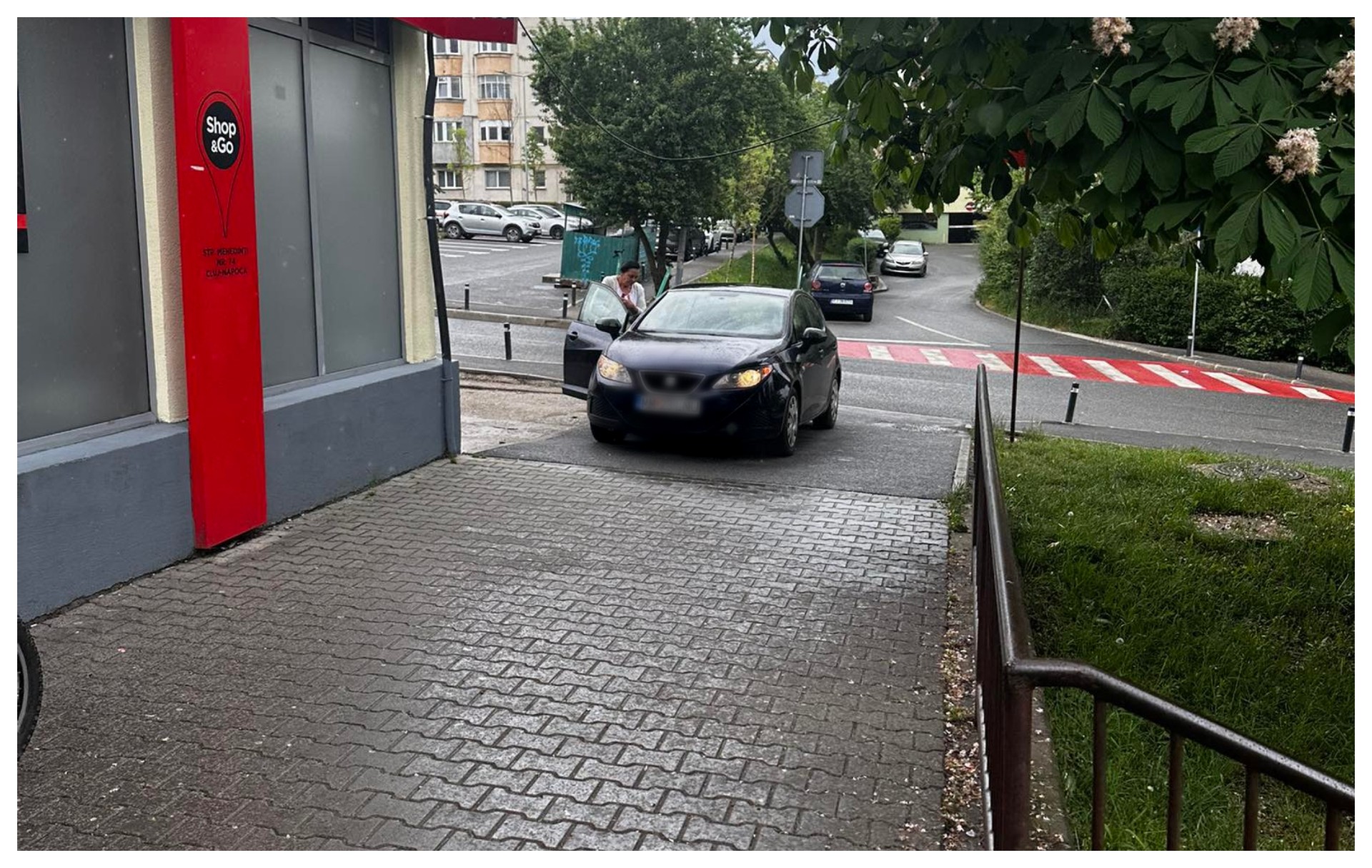 Parcare de „campion” în Cluj-Napoca! Un șofer și-a lăsat mașina direct pe trotuar, deși parcarea era goală