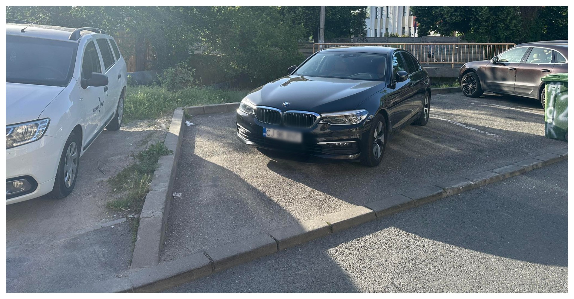 Parcare „de șmecher” în Cluj-Napoca! Un șofer de BMW a ocupat două locuri