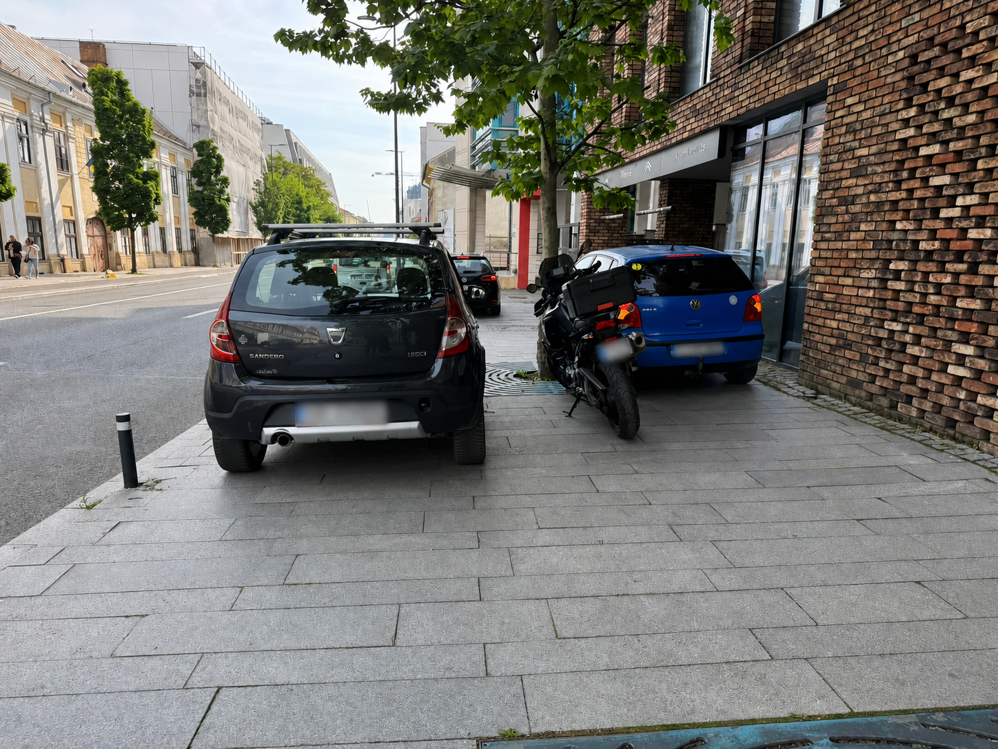Parcare de zile mari în Cluj-Napoca! Șoferii au transformat trotuarul în „parcare VIP”