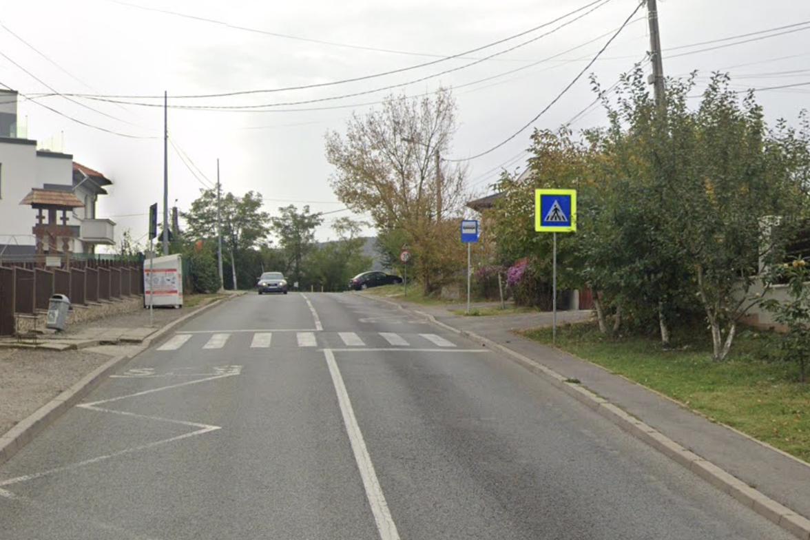 Pericol ignorat în Cluj-Napoca: Trecere de pietoni invizibilă lângă o biserică, indicatorul blocat de autobuze: „Posibile accidente în fiecare dimineață”