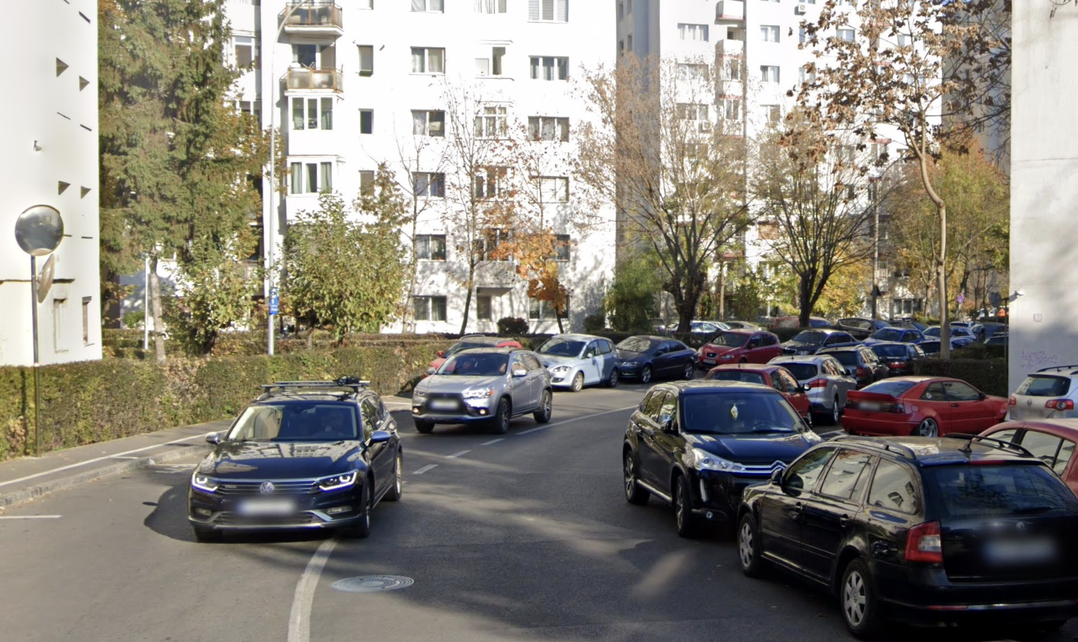 Pericol ignorat pe o stradă din Cluj-Napoca: Curbă fără trecere de pietoni unde copiii traversează zilnic spre grădiniță, iar mașinile vin cu viteză mare