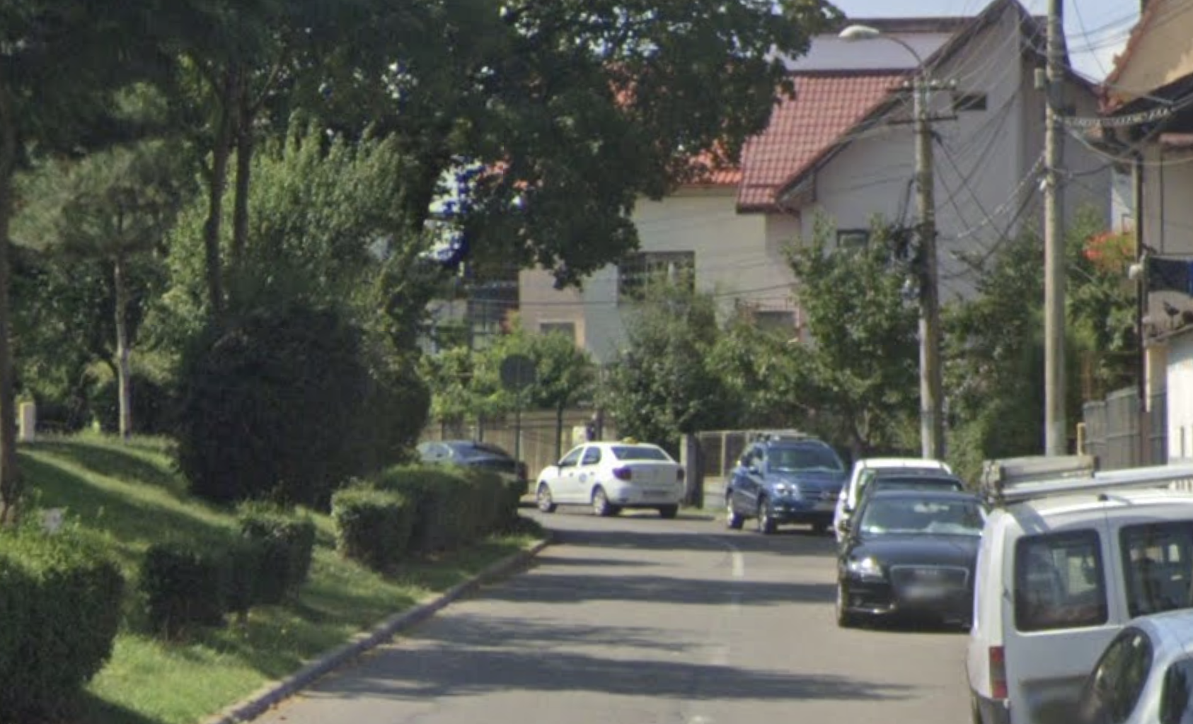 Pericol iminent lângă un parc de copii din Cluj: Nicio trecere de pietoni, trotuare blocate de mașini. „Nu avem pe unde merge cu cărucioarele"