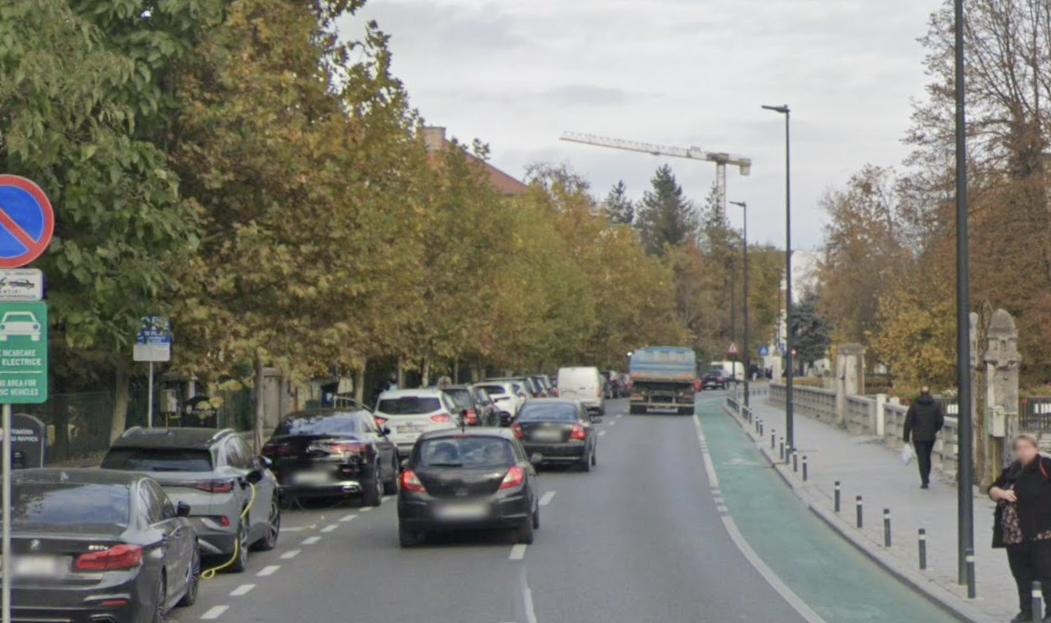Pericol zilnic pe o stradă din Cluj unde sunt grădinițe și creșe: Șoferii ignoră limita de 30 km/h și nu opresc la trecerile de pietoni!