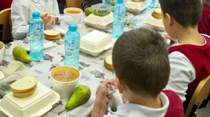 Peste 16.000 de copii din Cluj vor primi zilnic o masă caldă în școli! Programul „Masă Sănătoasă” continuă în 54 de școli din județ