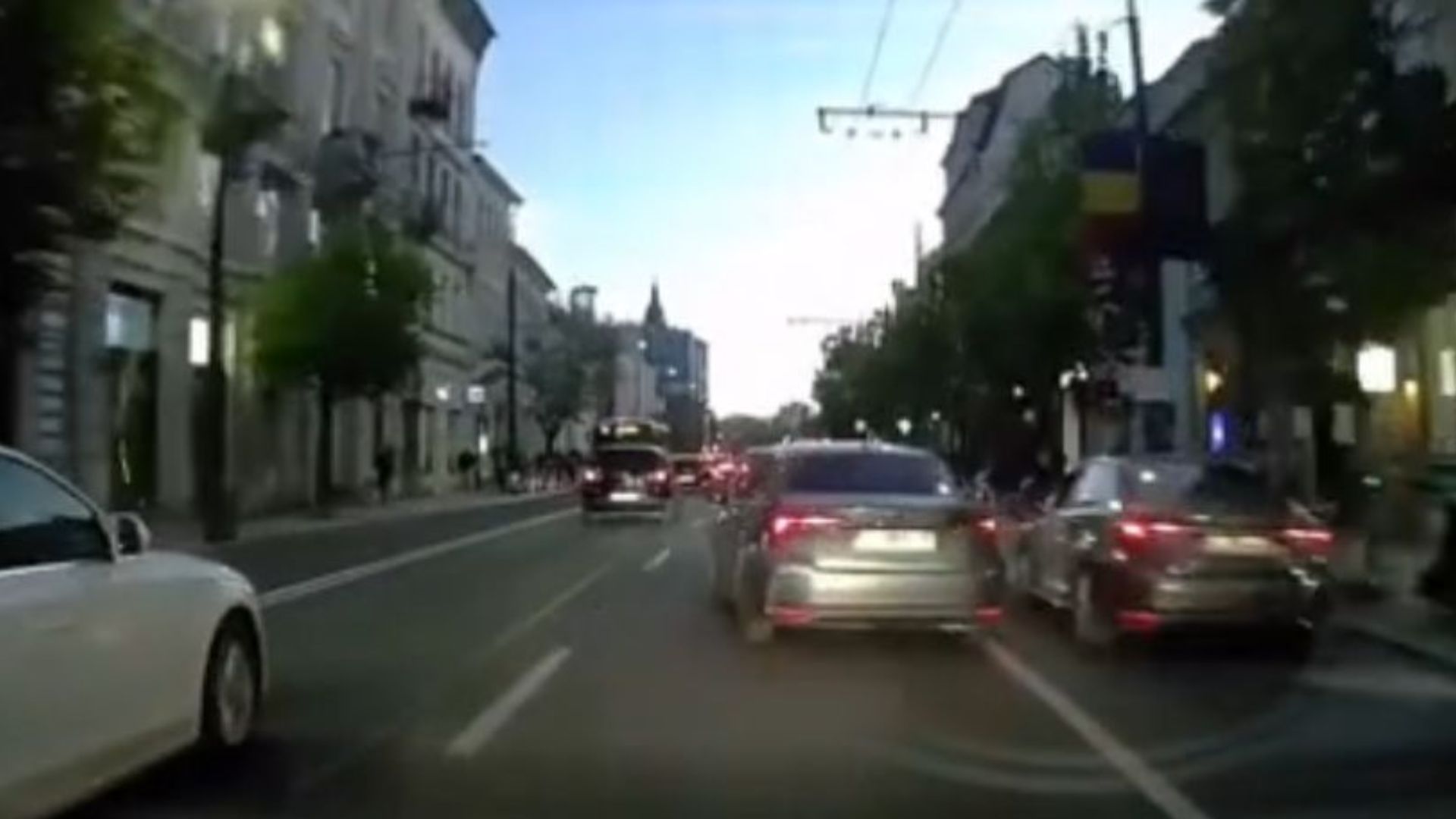 Poliția i-a găsit pe cei doi șoferi „cocoși” din centrul Clujului care s-au șicanat s-au oprit pe o bandă de autobuz. Au rămas amândoi pietoni