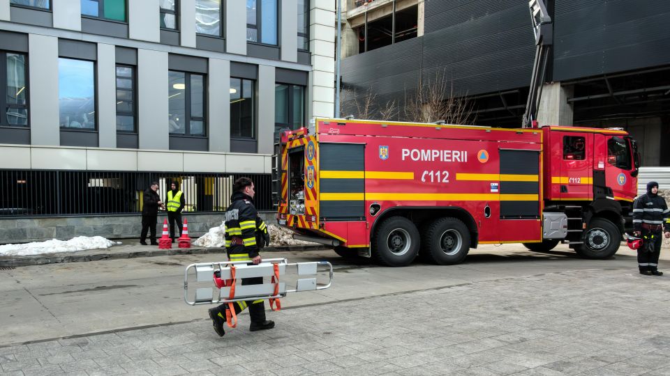 Pompierii n-au dormit un weekend întreg! Peste 4.700 de misiuni și 32 de persoane salvate din incendii și accidente rutiere