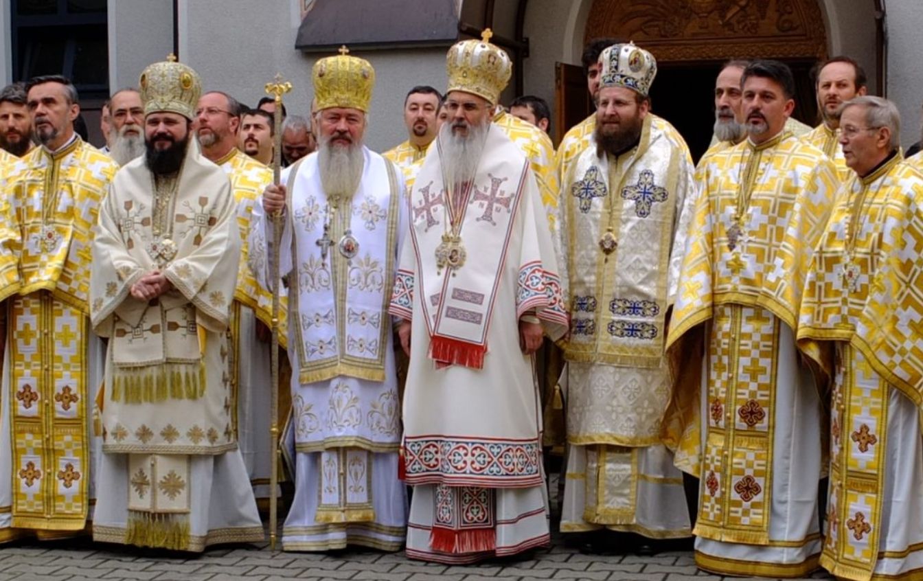 Profesorul clujean Adrian Papahagi face scut în jurul creștinilor și îi desființează pe atei: „Caricatura nu e una haioasă, ci grotescă, desfigurată”