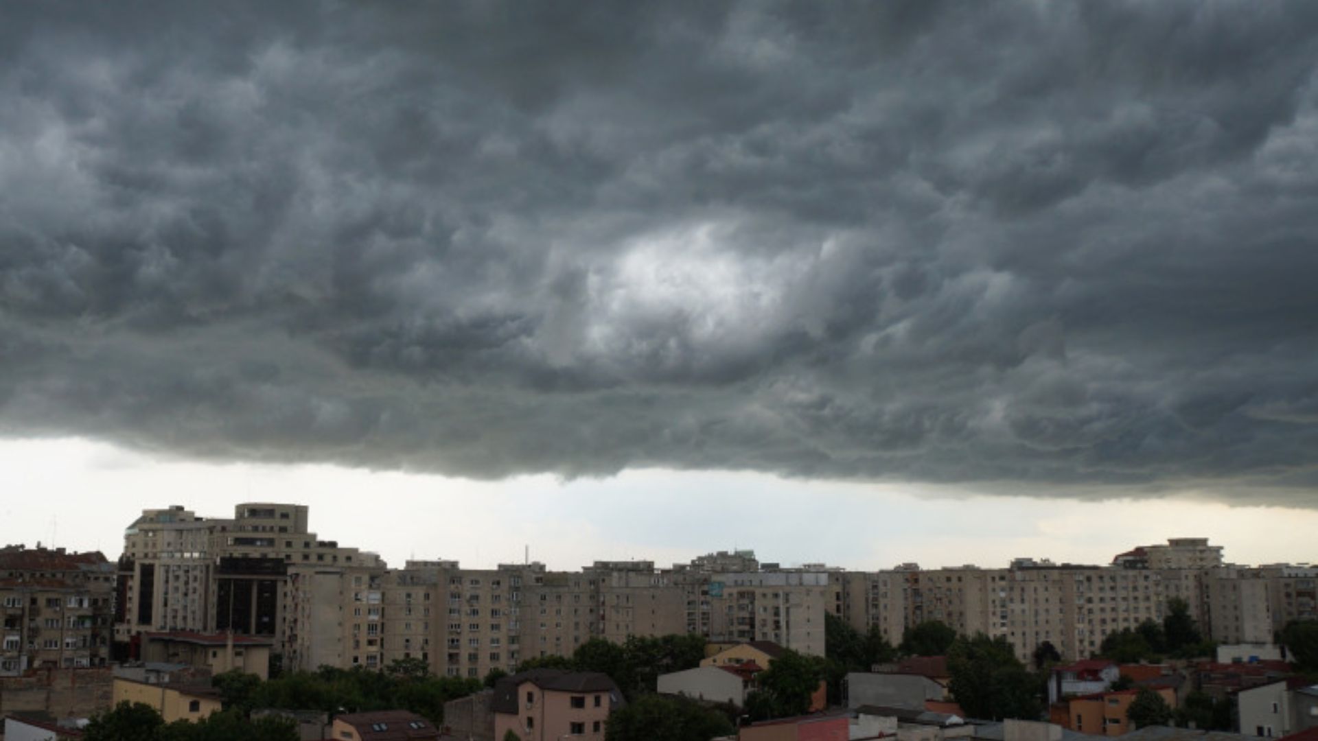 România, lovită de două valuri de vreme extremă într-o singură săptămână! După furtuni și aer polar, un nou ciclon mediteranean aduce ploi și vijelii