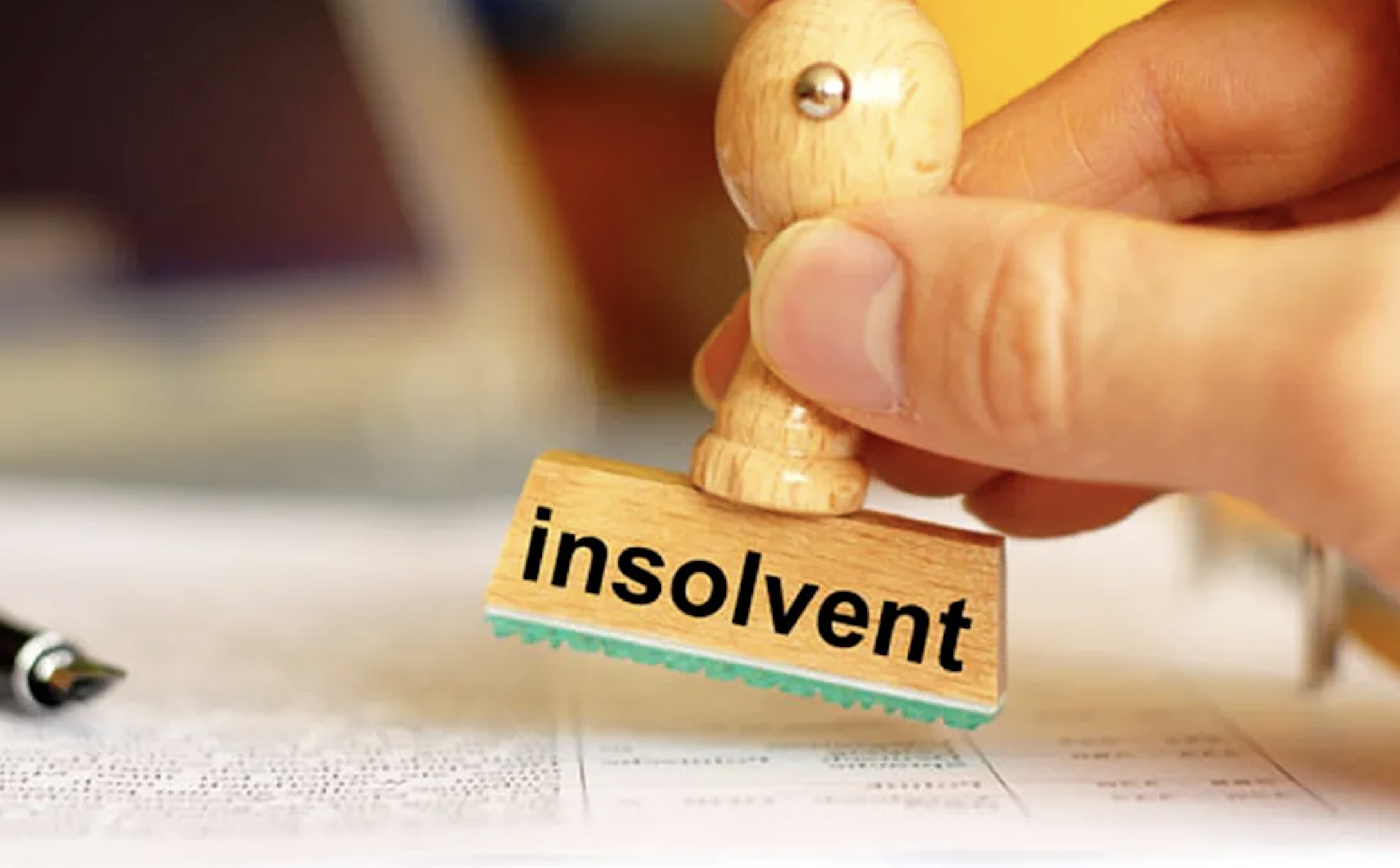 Românii se îneacă în datorii și cer tot mai des insolvența personală! Cererile s-au dublat în primele patru luni față de același interval din 2025