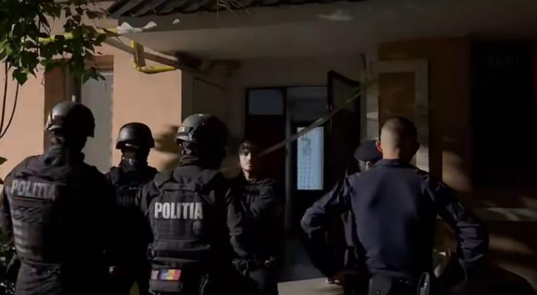 Scene de groază într-un apartament! Un bărbat și-a ucis bunica și fratele, apoi și-a pus capăt zilelor. Suspectul ar fi avut probleme psihice