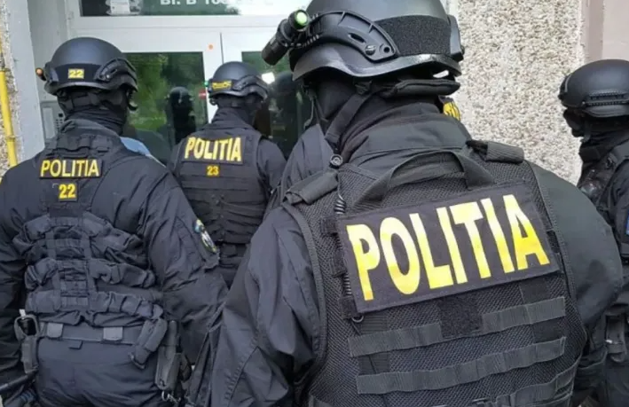 Scene de groază! Un tânăr a intrat peste o femeie în casă, apoi conflictul a degenerat într-o bătaie în masă. Au intervenit mascații și jandarmii