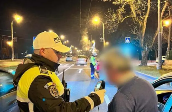 Scene incredibile în Cluj-Napoca! Un șofer rupt de beat a lovit o mașină, apoi a mai provocat un accident. Bărbatul a fost reținut de polițiști