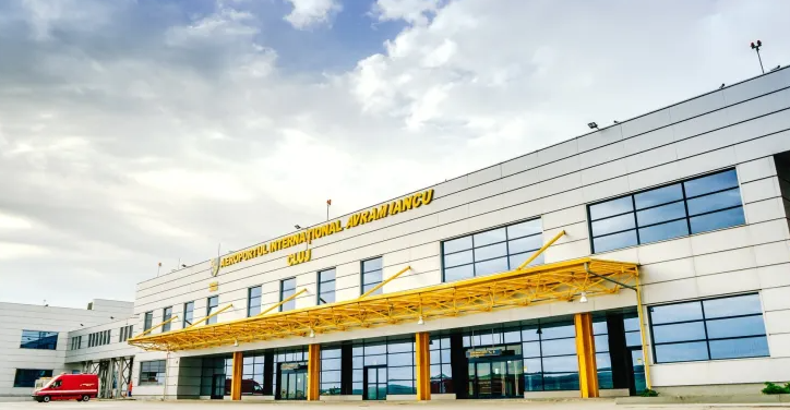 Scene revoltătoare în apropierea aeroportului din Cluj-Napoca! Se descarcă mobilier, lemne și legume direct pe stradă