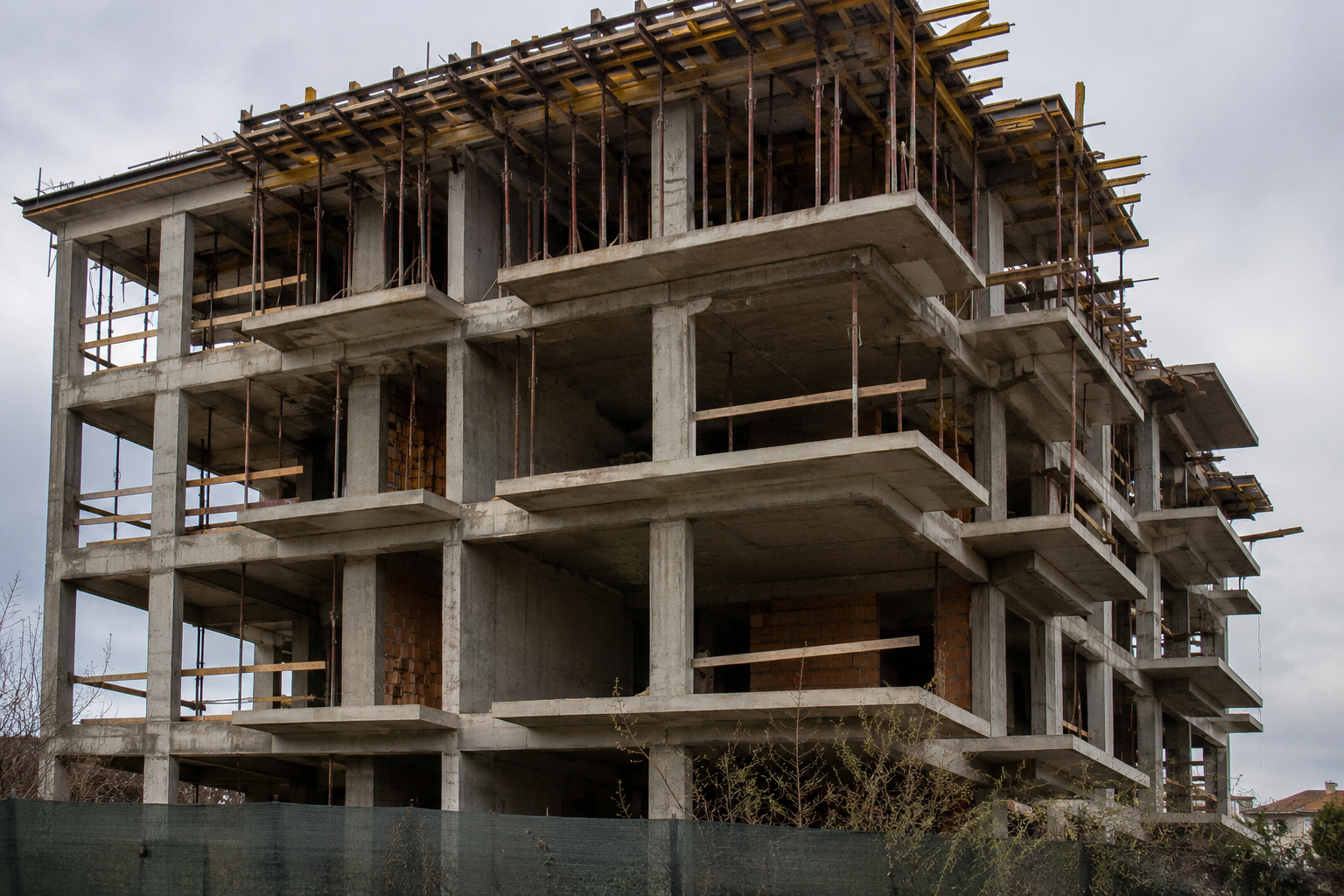 Schemă incredibilă de țepe cu imobiliare la Cluj: Au plătit zeci de mii de euro pe apartamente într-un bloc în Zorilor, care nu putea fi finalizat vreodată