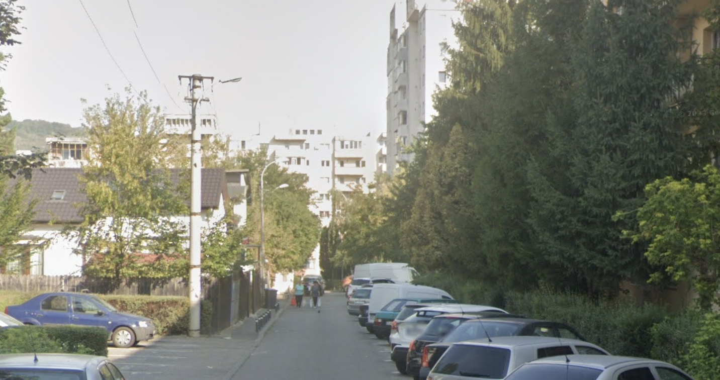 Semn de acces interzis ignorat în fiecare zi pe o stradă din Cluj! Șoferii merg pe contrasens și nimeni nu face nimic: „Se poate întâmpla o tragedie"