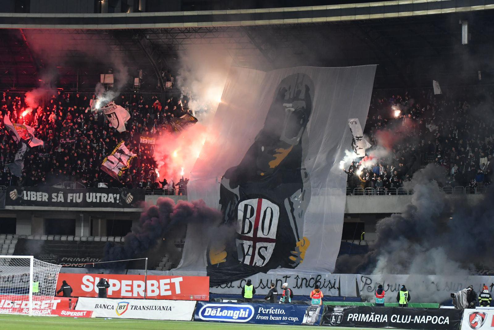 Șepcile Roșii au aprins atmosfera înaintea săptămânii de foc a „U” Cluj: „Este deja sărbătoare! Asta se trăiește la stadion, nu la televizoare!”