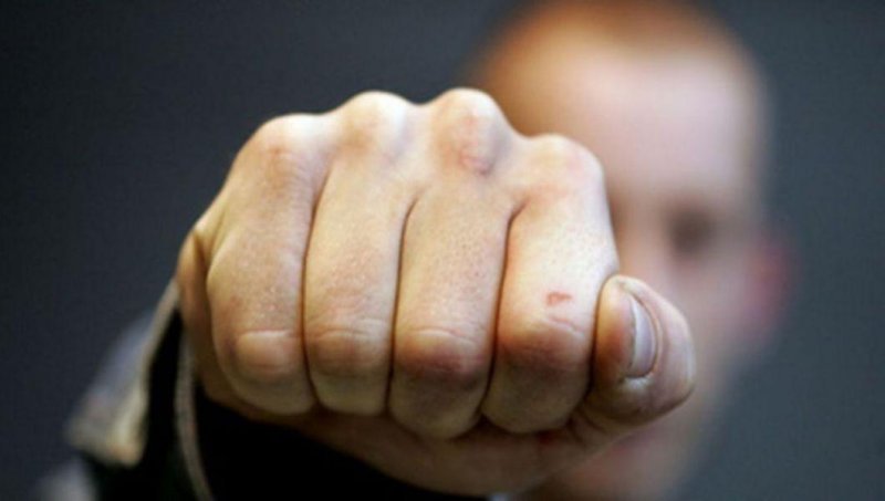 Și-a bătut tatăl cu bestialitate și s-a întors acasă chiar dacă avea ordin de protecție. Ce au decis judecătorii de la Curtea de Apel Cluj