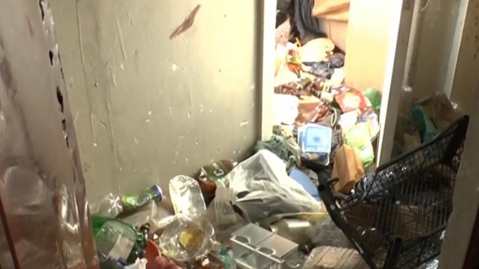 Situație revoltătoare într-un bloc din Cluj! Locatarii cer ajutor urgent după ce un apartament ar fi devenit un focar de infecție greu de suportat