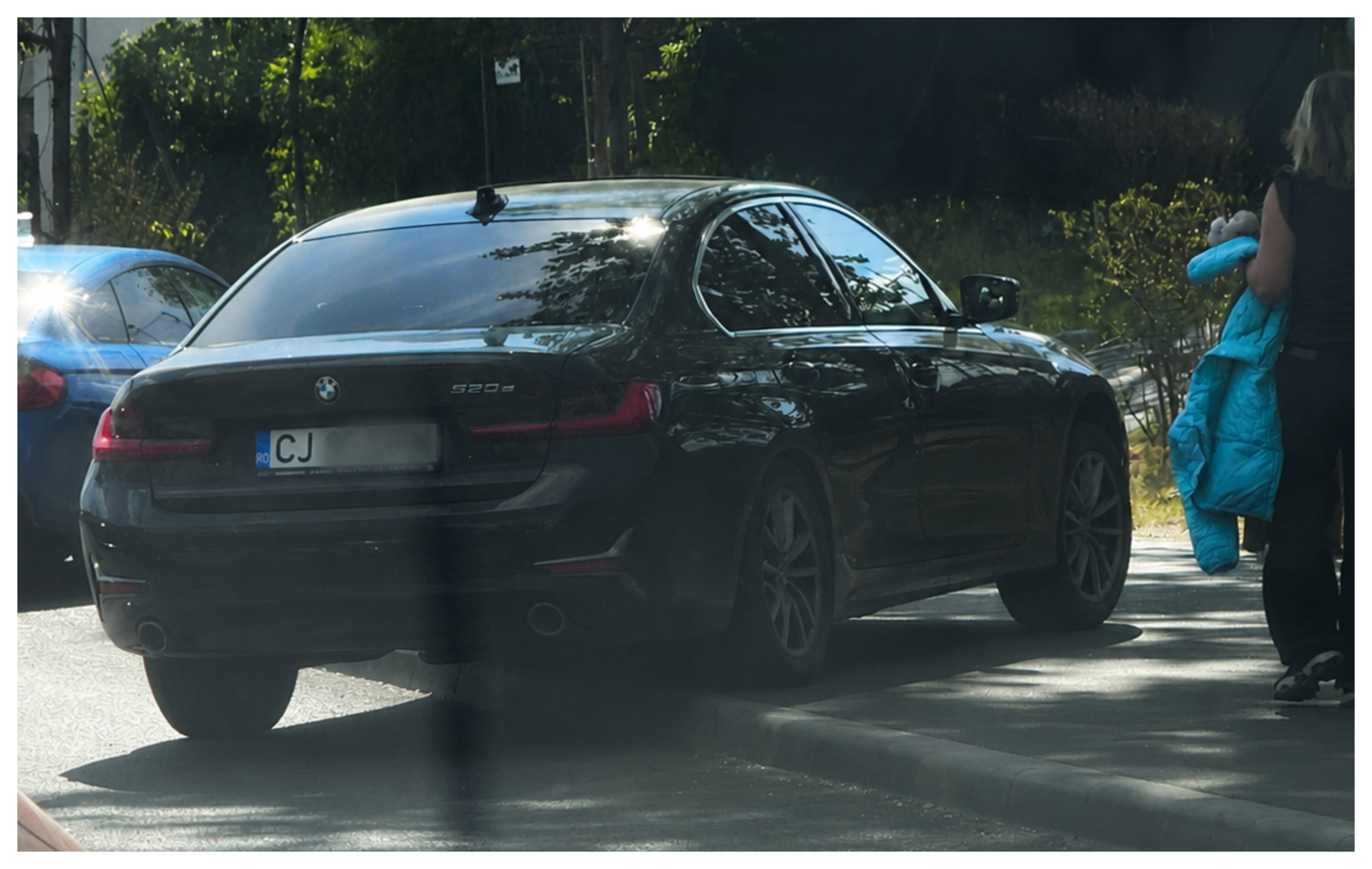 Șofer de BMW, „șef” peste un trotuar din Cluj-Napoca! Pietonii au fost obligați să ocolească mașina. Unde-i drona lui Boc? FOTO