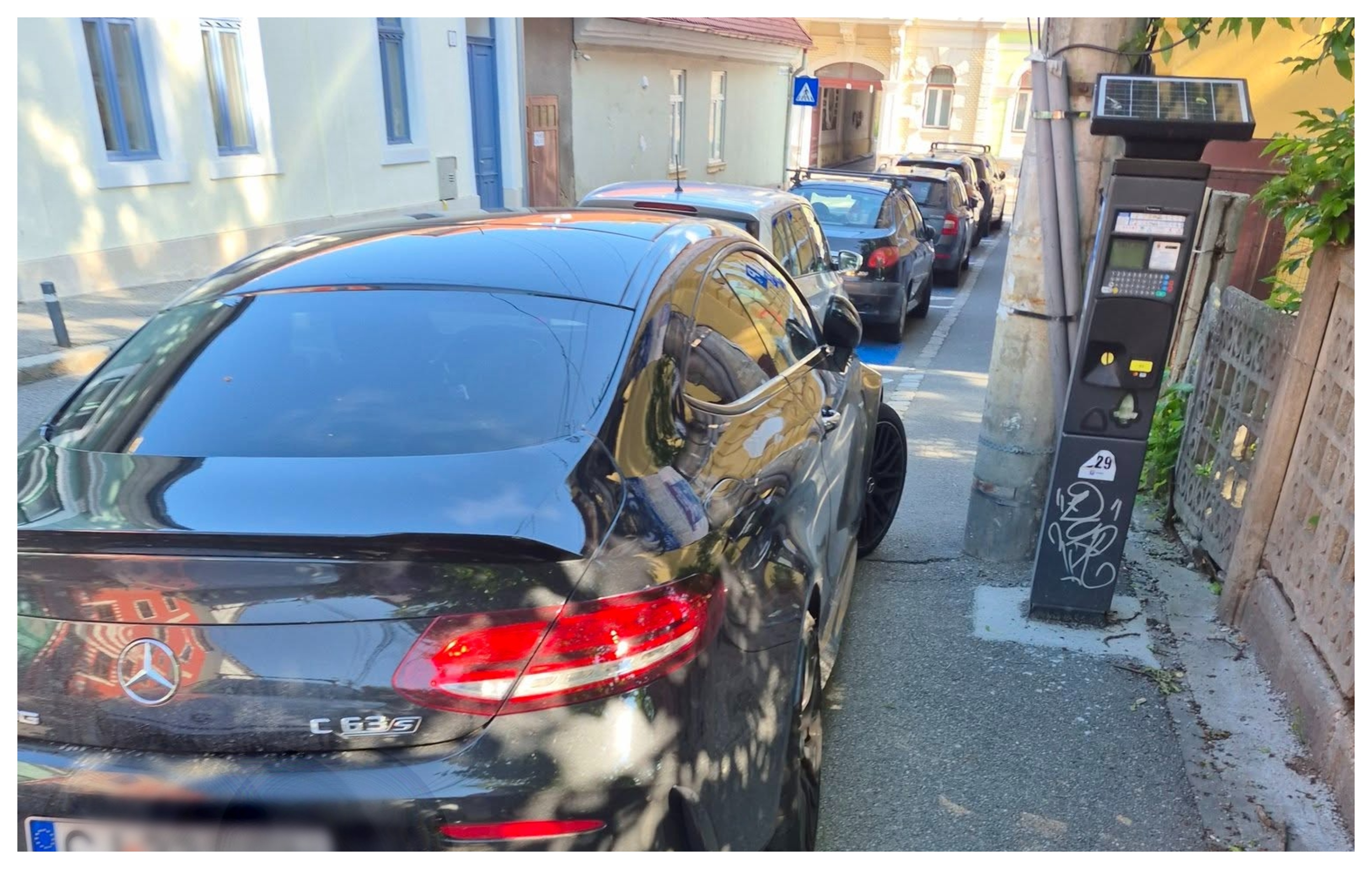 Șofer de Mercedes, „stăpân” pe o stradă din Cluj-Napoca! A blocat aproape tot trotuarul