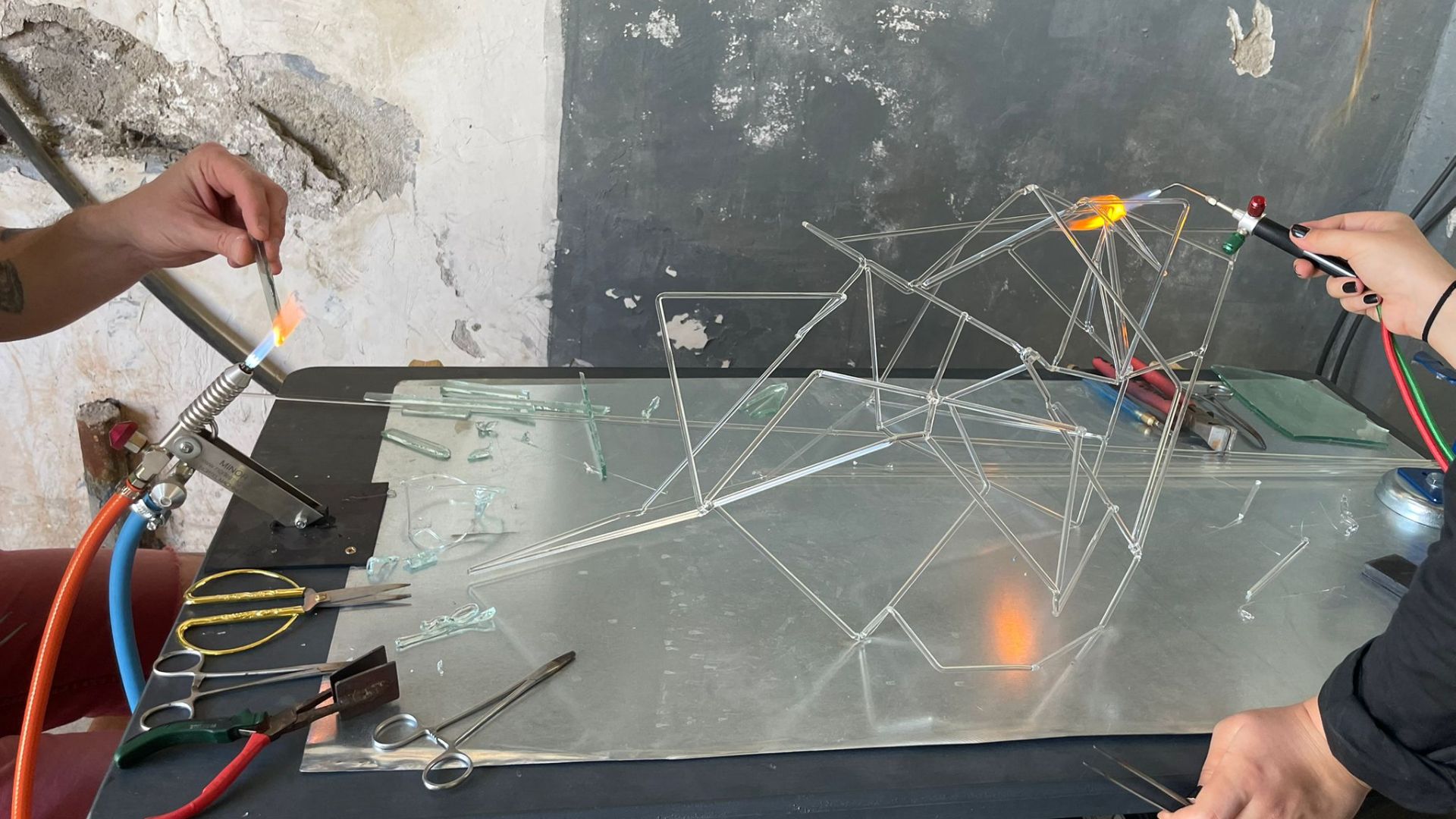 Spectacol artistic impresionant pe șantierul RIVUS din Cluj! Studenții de la UAD au creat LIVE o sculptură din sticlă chiar sub ochii vizitatorilor
