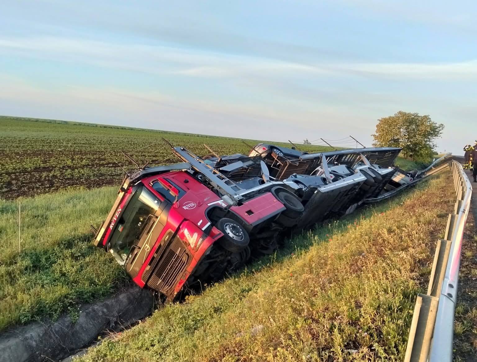 Trafic dat peste cap! Un TIR cu mașini a ajuns în afara carosabilului. Pompierii au intervenit de urgență FOTO
