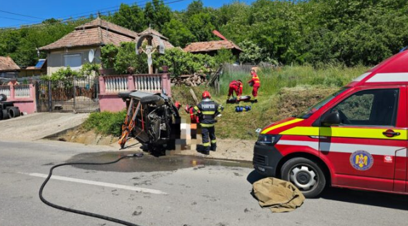 Tragedie cumplită! O femeie a murit după ce a fost prinsă sub un autoturism răsturnat. A intervenit elicopterul SMURD