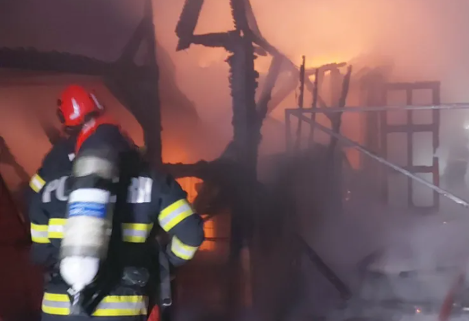 Tragedie devastatoare! Un bărbat de 58 de ani a murit carbonizat într-un incendiu violent